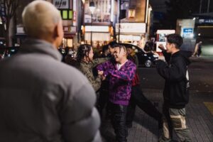 Leon Fanourakis Instagram - IKKIの撮影楽しかった🦁MVも気に入ってる💪みんな見て☺️リンクはハイライトから！

Behind the scenes of “IKKI” music video shooting🎥

📸 @_24young_
