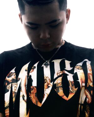 Leon Fanourakis Instagram - 🦁Leon Fanourakis x LFYT "MUSA" Merch🦁
⁡
今週日曜から開始する俺の5大都市ツアーにてLFYT @lafayette_nyc とコラボして作ったTシャツを販売するよ👕❤️‍🔥一緒にデザインして楽しかった😆

全会場で販売するから買ってね💪
⁡
Thank you @lafayettecrew @a_killa045
Photo by @e.can.z
@onepercent.jp