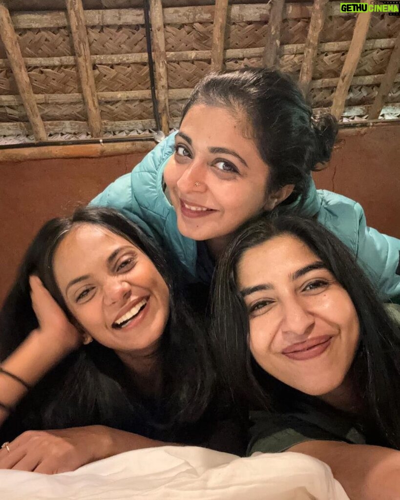 Leona Lishoy Instagram - 2023 #dump Here’s to strong friendship, more bites, more of ammamma, more goofiness, more hugs and kisses, more of random sketching on the sets, more and more of paapu and a disciplined sleep pattern. Here’s to 2024. Cheers 🥂