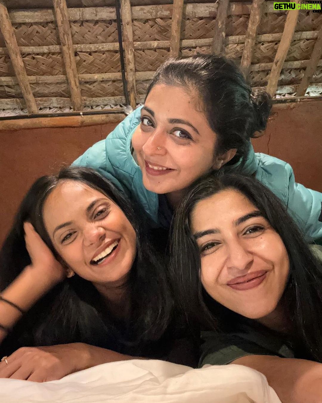 Leona Lishoy Instagram - 2023 #dump Here’s to strong friendship, more bites, more of ammamma, more goofiness, more hugs and kisses, more of random sketching on the sets, more and more of paapu and a disciplined sleep pattern. Here’s to 2024. Cheers 🥂