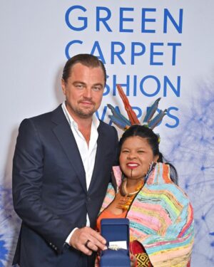 Leonardo DiCaprio Instagram - At the Green Carpet Fashion Awards, I was honored to present the Healer Award to Brazil’s first-ever Minister of Indigenous Peoples, Sônia Guajajara, a heroic guardian of the planet. Minister Guajajara has been a fierce environmental activist in the face of grave threats to Indigenous Peoples, defending Brazil’s population of over 900,000 Indigenous Peoples and their more than 300 different cultures.   To help address emerging threats to their forest home, my organization Re:wild launched our Amazon Forest Fund in 2019 to deepen our partnership with Sônia and other Indigenous defenders on the frontlines with whom we stand shoulder to shoulder. Re:wild and partners are now working closely with Minister Guajajara and President Lula’s new administration to help them implement rapid environmental priorities.  Congratulations, Minister Guajajara, on this well-deserved honor.  -----
 No Green Carpet Fashion Awards, tive a honra de apresentar o Healer Award à primeira Ministra dos Povos Indígenas do Brasil, Sônia Guajajara, uma heróica guardiã do planeta. A Ministra Guajajara tem sido uma ativista ambiental ferrenha diante das graves ameaças aos povos indígenas, defendendo uma população brasileira de mais de 900.000 indígenas e suas mais de 300 culturas diferentes.  Para ajudar a enfrentar as ameaças crescentes à sua casa-floresta, minha organização Re:wild lançou nosso Fundo Florestal da  Amazônia em 2019 para aprofundar nossa parceria com Sônia e outros defensores indígenas na linha de frente com os quais estamos lado a lado. A Re:wild e seus parceiros estão agora trabalhando em estreita colaboração com a ministra Guajajara e a nova administração do presidente Lula para ajudá-los a implementar rapidamente as prioridades ambientais.  Parabéns, Ministra Guajajara, por esta merecida honra