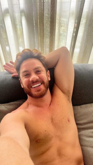 Leonardo Miggiorin Instagram - Um sorriso abre portas e a gratidão te leva a lugares inimagináveis! 💙🌻

#obrigado