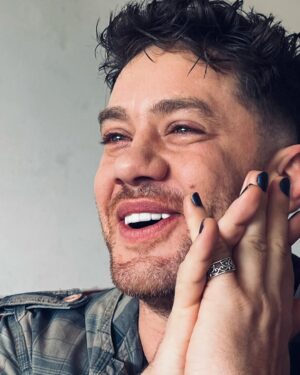 Leonardo Miggiorin Instagram - Persona! 🖤 é aquilo que mostramos para o mundo.

Personalidade é um conjunto de traços que nos define como indivíduos singulares. São nossos comportamentos, pensamentos, nossa maneira de lidar com o mundo. Aspectos internos e externos da nossa vivência no mundo. 

Construindo personagens estou sempre pensando no caráter desses “seres imaginários” que se misturam tanto com a gente. Acabo pensando e moldando também o meu jeito de ser. Aprendo com eles…desisto de batalhas, enfrento padrões, refaço alianças (internas, até). Uma eterna metamorfose ambulante! Prefiro Ser. 

Viver na Arte é o mesmo que viver em constante transformação! Mais uma entrando no forno!! O que será que ué vem por aí? #rafuda #hbo #hbomax #br

#personagem #persona #carater #ação #dramatic #ator #novela #teatro #tv #belezafatalhbomax