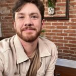 Leonardo Miggiorin Instagram - Que tal treinar e desenvolver habilidades de comunicação de um jeito prático e rápido? O Ator e Psicólogo Leonårdo Miggiorin está lançando o @comunik360 um curso on-line para todos aqueles que querem ganhar desenvoltura em sua fala diante das telas ou do público. Venham conhecer este novo projeto que pretende ajudar muitas pessoas!! #comunik360