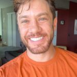 Leonardo Miggiorin Instagram - 3 dicas poderosas pra acalmar sua mente e seguir com seu planejamento! 1 - Você é livre pra escolher o que quer. Mas, não pode controlar o que está por vir. 2 - Há tempo para tudo e quem define o Tempo das coisas e dos acontecimentos é o Senhor do Tempo. Não apresse o rio. 3 - Tudo é transitório. Tudo acaba, se transforma, tudo gera algo. Então aceite os finais e capriche nos começos!!! Te amo! 💙🌻