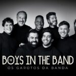 Leonardo Miggiorin Instagram - Geeente, olhaí essa novidade!! Eu tava ansioso pra compartilhar com vocês: to junto nesse TIME MARAVILHOSO no “The Boys in The Band”!! Uhuuu!! 😂✨🙏 Texto incrível, ambientado no universo LGBTQIA+, que se passa na década de 60. esse espetáculo faz rir e emocionar, enquanto faz pensar sobre masculinidade em diversas camadas: frágil, viril, tóxica, agressiva, neutra…afeminada, etc. Que honra estar nesse elenco, com essa turma maravilhosa, sério, gratidão universo! ✨❤️ Esse espetáculo é uma festa, e sabemos: numa festa tudo é imprevisível. Além disso, particularmente, pra mim, o texto provoca muitas perguntas: por que, às vezes, não conseguimos compartilhar amor nem mesmo entre amigos? E além dos estereótipos e rótulos, quem são as pessoas? O que importa mais: o caráter, a honestidade ou a vaidade e o orgulho? Vamos falar de amor e da nossa dificuldade de demonstrar esse amor, mesmo entre amigos. Esperamos vocês pra essa festa no Teatro Procópio Ferreira, terças e quartas, a partir de 31/10, em São Paulo. Quem vem? 🤩 #theboysinthebandbr 📸 @rafacusato