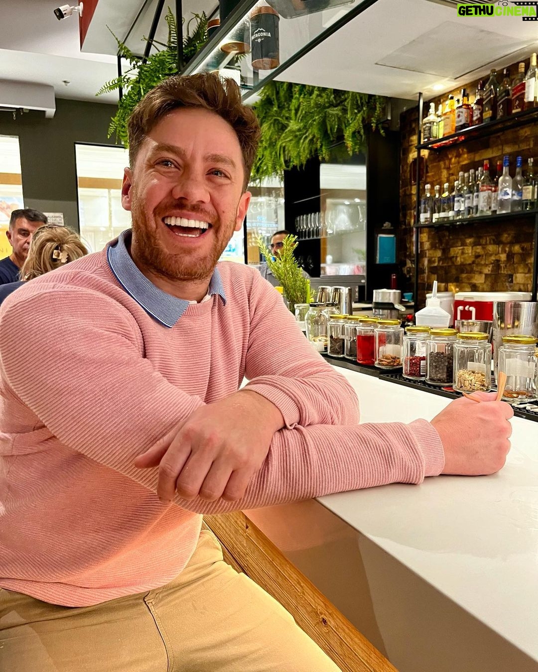 Leonardo Miggiorin - 2.3K Likes - Ontem recebi um convite delicioso, não podia deixar de compartilhar essa dica aqui com vocês!
Pessoal, sério, só vão conhecer o Restaurante Casa Porteña, no Shopping Higienópolis, aqui no Centro de São Paulo. Que experiência, que comida deliciosa, ambiente e atendimento maravilhosos.
Muito obrigado pelo convite Anderson e @casa.portena e podem me aguardar mais vezes viu, tem comida melhor pro almoço de Domingo?! 🤤❤️