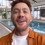 Leonardo Miggiorin Instagram - Olá, não sei se vocês sabem, sou embaixador-guardião do Instituto Velho Amigo, uma organização que atua a mais 24 anos pelo envelhecimento ativo, saudável e digno da população idosa vulnerável. Hoje estou aqui para desejar... @institutovelhoamigo #diainternacionaldoidoso