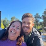 Leonardo Miggiorin Instagram - Para Sempre Por que Deus permite que as mães vão-se embora? Mãe não tem limite, é tempo sem hora, luz que não apaga quando sopra o vento e chuva desaba, veludo escondido na pele enrugada, água pura, ar puro, puro pensamento. Morrer acontece com o que é breve e passa sem deixar vestígio. Mãe, na sua graça, é eternidade. Por que Deus se lembra - mistério profundo - de tirá-la um dia? Fosse eu Rei do Mundo, baixava uma lei: Mãe não morre nunca, mãe ficará sempre junto de seu filho e ele, velho embora, será pequenino feito grão de milho. Carlos Drummond de Andrade ✍️💙 “Lição de Coisas: poesia”. São Paulo: J. Olympio, 1965.