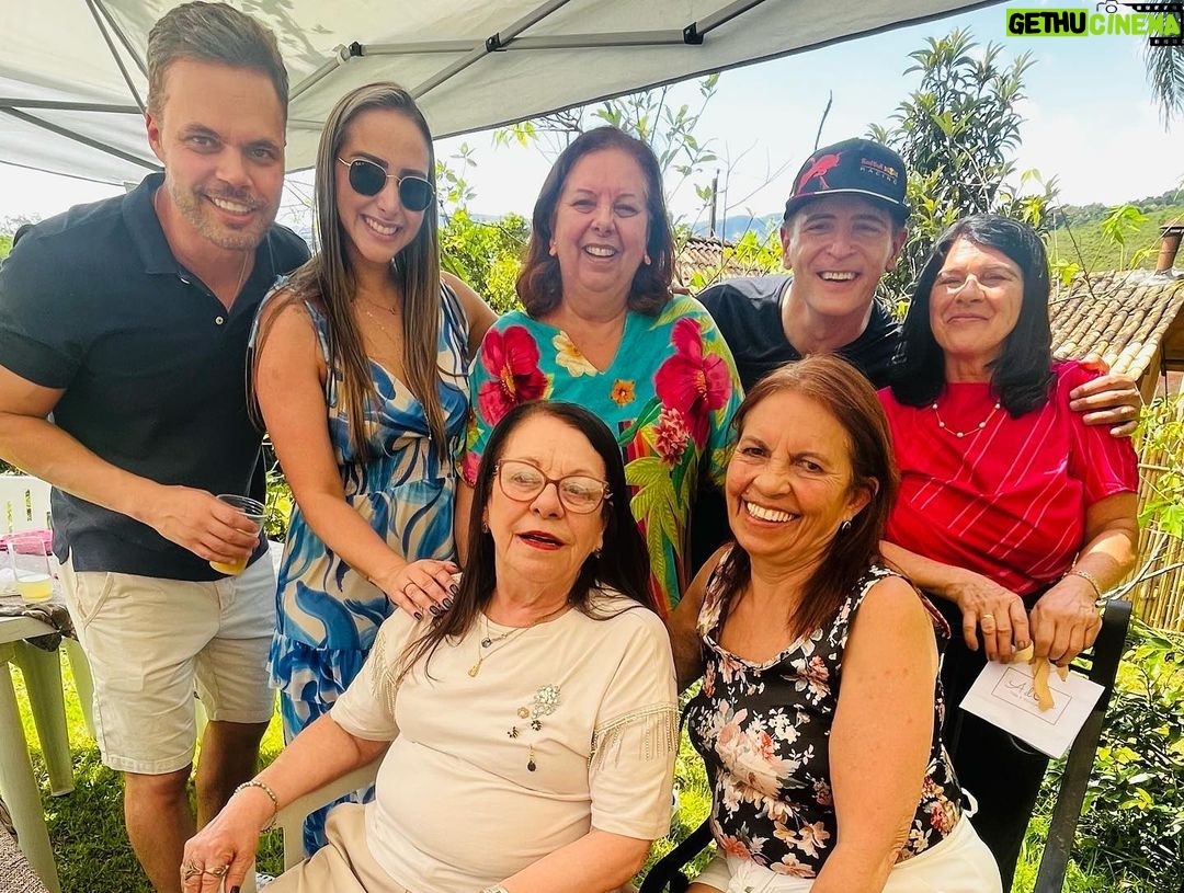 Leonardo Miggiorin Instagram - Família é raiz, é afeto, é alegria!! Pra todos os momentos, família unida! Gratidão, meus amores, vida longa para essa turma tão especial!! Obrigado por cada momento, cada sorriso, cada abraço! Aniversário de minha mãe, tão amada e animada!! #terezafez70 #70 #aniversario #mg #familia #♥️ Bichinho MG/Brasil