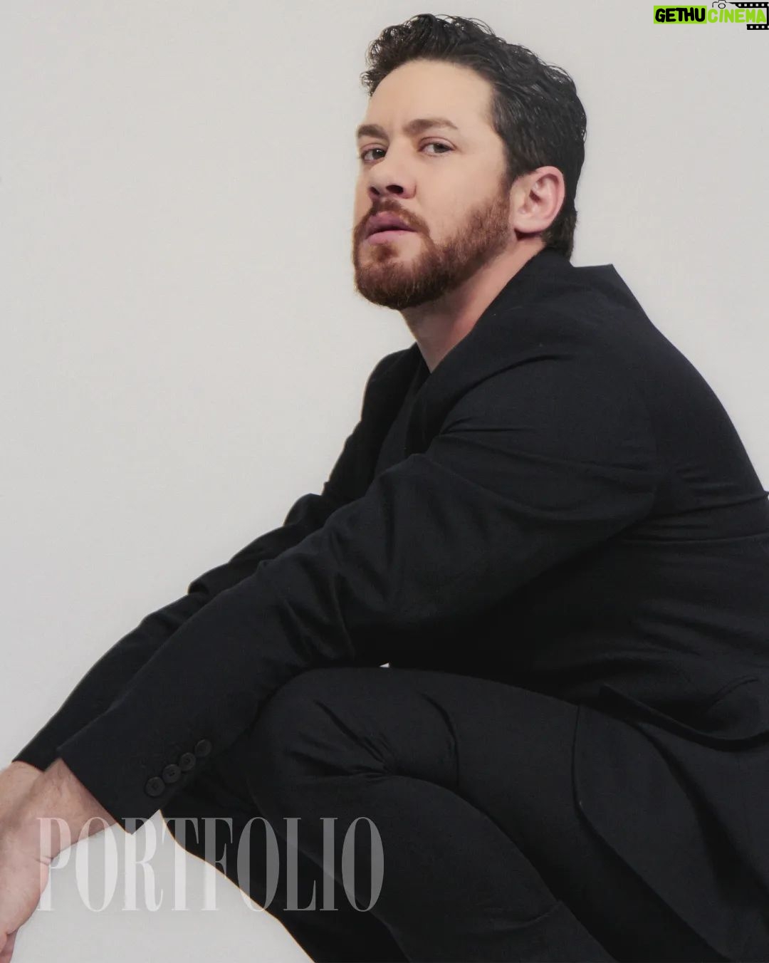 Leonardo Miggiorin Instagram - O editorial especial emDesconstrução deste sábado é com o ator Leo Miggiorin que, aos 41 anos de idade, fecha o ano de 2023 do jeito que mais gosta: repleto de trabalho. Ele iniciou nessa semana as gravações da novela Beleza Fatal, da HBO, onde interpreta o presidiário Rafuda, um personagem que, segundo ele, é bem diferente de tudo que já fez. Te convido a ver a matéria completa! • Link nos Stories e na Bio #RevistaPortfolio #AmadosdaPortfolio #EditorialemDesconstrucao FICHA TÉCNICA Foto: @andersonmmacedo_ @demmacedo l Make: @sergiorobertbeauty l Styling: @callmebylacerda l Studio: @birohousebr l Criação e Edição: @luizalbertoportfolio e @giovannialbinofoto