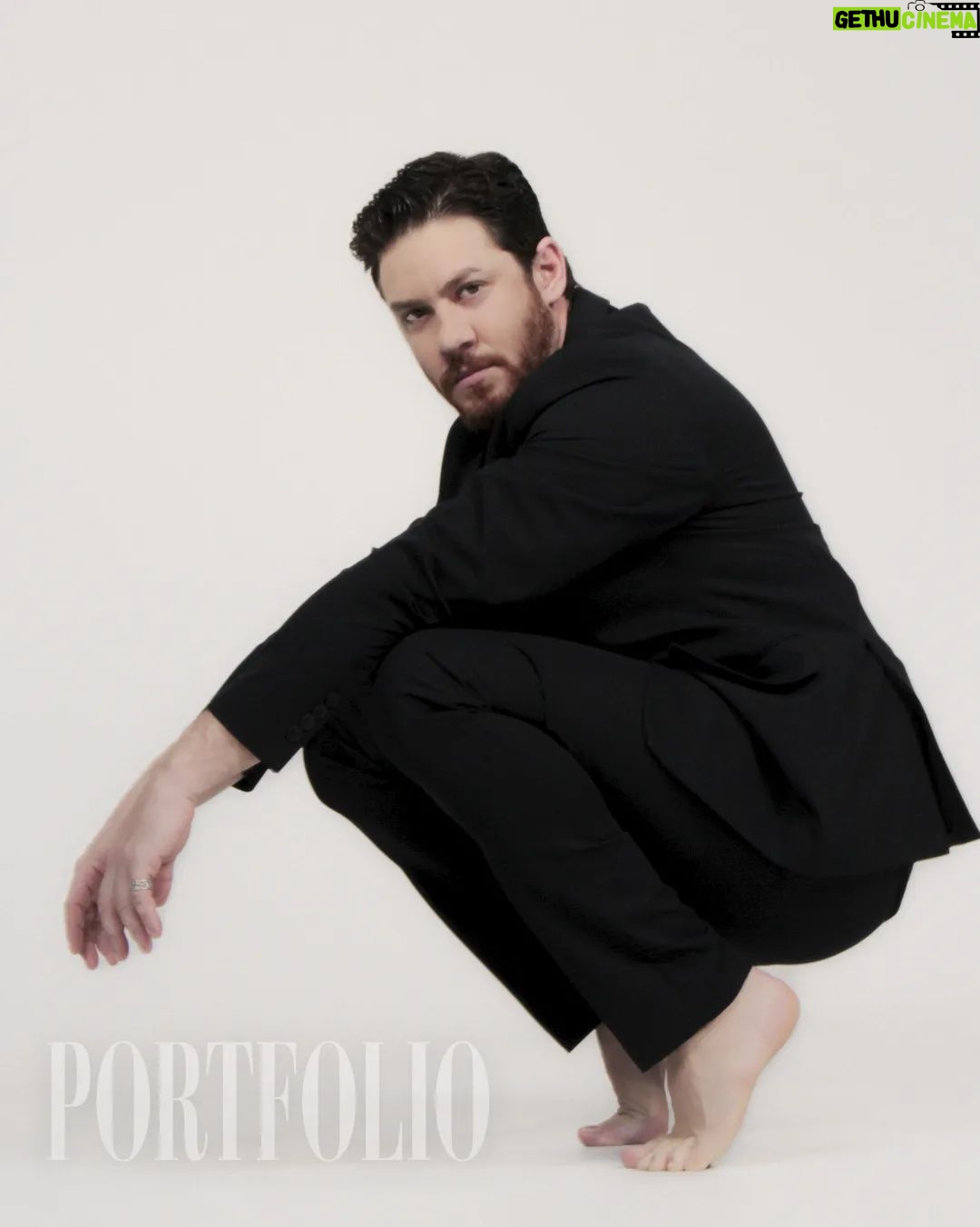 Leonardo Miggiorin Instagram - O editorial especial emDesconstrução deste sábado é com o ator Leo Miggiorin que, aos 41 anos de idade, fecha o ano de 2023 do jeito que mais gosta: repleto de trabalho. Ele iniciou nessa semana as gravações da novela Beleza Fatal, da HBO, onde interpreta o presidiário Rafuda, um personagem que, segundo ele, é bem diferente de tudo que já fez. Te convido a ver a matéria completa! • Link nos Stories e na Bio #RevistaPortfolio #AmadosdaPortfolio #EditorialemDesconstrucao FICHA TÉCNICA Foto: @andersonmmacedo_ @demmacedo l Make: @sergiorobertbeauty l Styling: @callmebylacerda l Studio: @birohousebr l Criação e Edição: @luizalbertoportfolio e @giovannialbinofoto