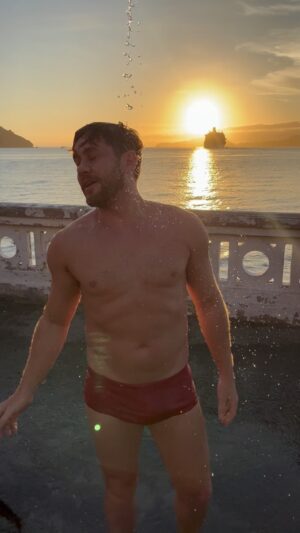 Leonardo Miggiorin Instagram - Chega a manteiga derrete ♥️💦

@victor_amado_pb 📸

#liniker 
#calor 

(sente a luz do ☀️)