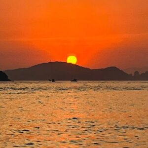 Leonardo Miggiorin Instagram - Nada é suficiente para quem o suficiente é pouco. 
#pordosol #santos #fé #paixao #vida #amor #paz