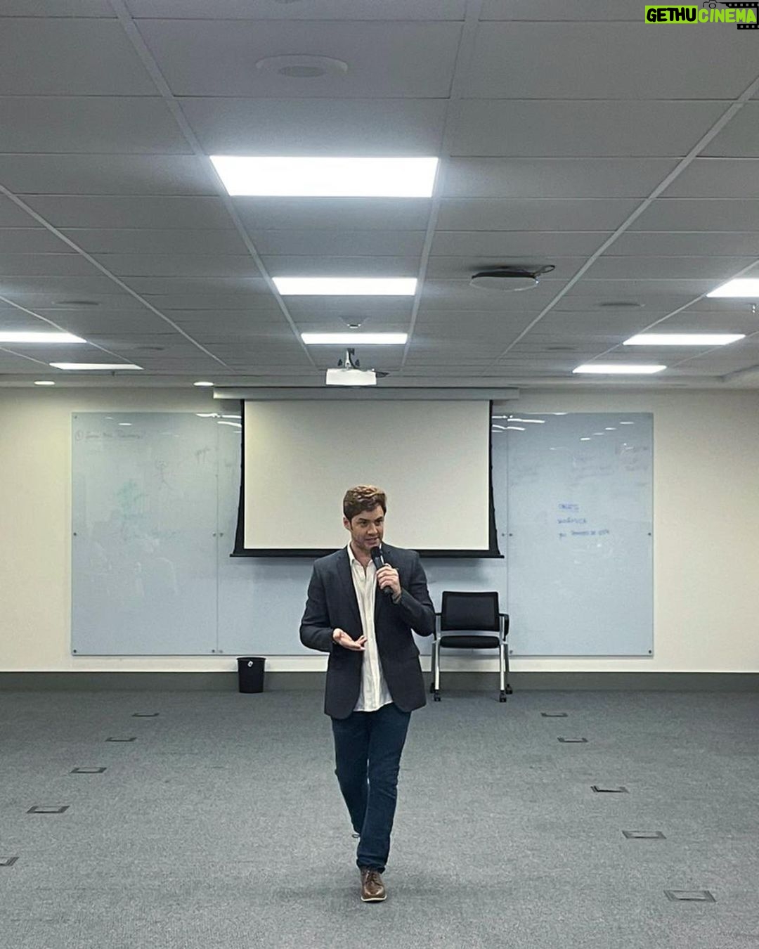 Leonardo Miggiorin Instagram - Preparando o futuro com a turma do @bndesgaragem ♥️✅ Hoje foi dia de dar um pulo no BNDES para aplicar um treinamento com CEOs de Start Ups de Impacto Social. Aqui, cada empreendedor é uma chave para de mudanças para o mundo. A força do Teatro e dos jogos dramáticos, do encontro da Arte com os negócios, é algo muito poderoso. Faz parte do desenvolvimento de melhores profissionais e pessoas, mais engajadas, mais empáticas, mais integradas. Obrigado, @felipesfalves e toda equipe do Garagem. Sempre uma alegria colaborar com vocês! #treinamento #bndesgaragem #teatroparaexecutivos