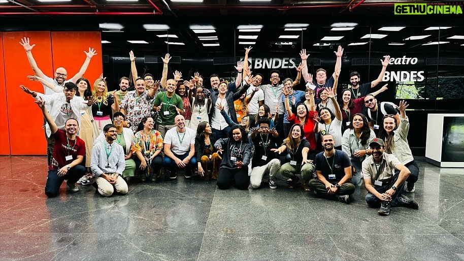 Leonardo Miggiorin Instagram - Preparando o futuro com a turma do @bndesgaragem ♥️✅ Hoje foi dia de dar um pulo no BNDES para aplicar um treinamento com CEOs de Start Ups de Impacto Social. Aqui, cada empreendedor é uma chave para de mudanças para o mundo. A força do Teatro e dos jogos dramáticos, do encontro da Arte com os negócios, é algo muito poderoso. Faz parte do desenvolvimento de melhores profissionais e pessoas, mais engajadas, mais empáticas, mais integradas. Obrigado, @felipesfalves e toda equipe do Garagem. Sempre uma alegria colaborar com vocês! #treinamento #bndesgaragem #teatroparaexecutivos
