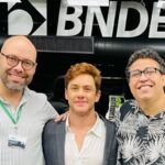 Leonardo Miggiorin Instagram – Preparando o futuro com a turma do @bndesgaragem ♥️✅

Hoje foi dia de dar um pulo no BNDES para aplicar um treinamento com CEOs de Start Ups de Impacto Social. Aqui, cada empreendedor é uma chave para de mudanças para o mundo. 

A força do Teatro e dos jogos dramáticos, do encontro da Arte com os negócios, é algo muito poderoso. Faz parte do desenvolvimento de melhores profissionais e pessoas, mais engajadas, mais empáticas, mais integradas.

Obrigado, @felipesfalves e toda equipe do Garagem. Sempre uma alegria colaborar com vocês! 

#treinamento 
#bndesgaragem 
#teatroparaexecutivos