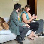 Leonardo Miggiorin Instagram - Afeto não tem gênero, não tem sexo, não tem cor, não tem idade. Estamos ensaiando “The Boys in The Band”, de Mart Crowley. A peça mostra um grupo de amigos gays em confronto com um amigo que não é gay. A peça é política, porque representa nossa sociedade. Fala sobre sexualidade, sobre quebra de padrões e paradigmas. Tudo o que precisamos neste momento e, pelo visto, cada dia mais. Infelizmente, a obra foi escrita em 1968 e continua absolutamente atual. Estamos em 2023, temos famílias sendo mortas em guerras, milhões em nosso país passando fome e vivendo em situação de rua, e o foco é tirar direitos básicos já conquistados. Lamentável perceber que muitos entre nós desaprovam a união homoafetiva. Isso te ameaça? Deixa aqui teu comentário, por favor. #Orgulho #OAmorVence #Politica #LGBTQIA