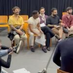 Leonardo Miggiorin Instagram - Afeto não tem gênero, não tem sexo, não tem cor, não tem idade. Estamos ensaiando “The Boys in The Band”, de Mart Crowley. A peça mostra um grupo de amigos gays em confronto com um amigo que não é gay. A peça é política, porque representa nossa sociedade. Fala sobre sexualidade, sobre quebra de padrões e paradigmas. Tudo o que precisamos neste momento e, pelo visto, cada dia mais. Infelizmente, a obra foi escrita em 1968 e continua absolutamente atual. Estamos em 2023, temos famílias sendo mortas em guerras, milhões em nosso país passando fome e vivendo em situação de rua, e o foco é tirar direitos básicos já conquistados. Lamentável perceber que muitos entre nós desaprovam a união homoafetiva. Isso te ameaça? Deixa aqui teu comentário, por favor. #Orgulho #OAmorVence #Politica #LGBTQIA