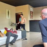 Leonardo Miggiorin Instagram - Afeto não tem gênero, não tem sexo, não tem cor, não tem idade. Estamos ensaiando “The Boys in The Band”, de Mart Crowley. A peça mostra um grupo de amigos gays em confronto com um amigo que não é gay. A peça é política, porque representa nossa sociedade. Fala sobre sexualidade, sobre quebra de padrões e paradigmas. Tudo o que precisamos neste momento e, pelo visto, cada dia mais. Infelizmente, a obra foi escrita em 1968 e continua absolutamente atual. Estamos em 2023, temos famílias sendo mortas em guerras, milhões em nosso país passando fome e vivendo em situação de rua, e o foco é tirar direitos básicos já conquistados. Lamentável perceber que muitos entre nós desaprovam a união homoafetiva. Isso te ameaça? Deixa aqui teu comentário, por favor. #Orgulho #OAmorVence #Politica #LGBTQIA