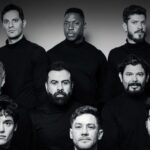 Leonardo Miggiorin Instagram - Geeente, olhaí essa novidade!! Eu tava ansioso pra compartilhar com vocês: to junto nesse TIME MARAVILHOSO no “The Boys in The Band”!! Uhuuu!! 😂✨🙏 Texto incrível, ambientado no universo LGBTQIA+, que se passa na década de 60. esse espetáculo faz rir e emocionar, enquanto faz pensar sobre masculinidade em diversas camadas: frágil, viril, tóxica, agressiva, neutra…afeminada, etc. Que honra estar nesse elenco, com essa turma maravilhosa, sério, gratidão universo! ✨❤️ Esse espetáculo é uma festa, e sabemos: numa festa tudo é imprevisível. Além disso, particularmente, pra mim, o texto provoca muitas perguntas: por que, às vezes, não conseguimos compartilhar amor nem mesmo entre amigos? E além dos estereótipos e rótulos, quem são as pessoas? O que importa mais: o caráter, a honestidade ou a vaidade e o orgulho? Vamos falar de amor e da nossa dificuldade de demonstrar esse amor, mesmo entre amigos. Esperamos vocês pra essa festa no Teatro Procópio Ferreira, terças e quartas, a partir de 31/10, em São Paulo. Quem vem? 🤩 #theboysinthebandbr 📸 @rafacusato