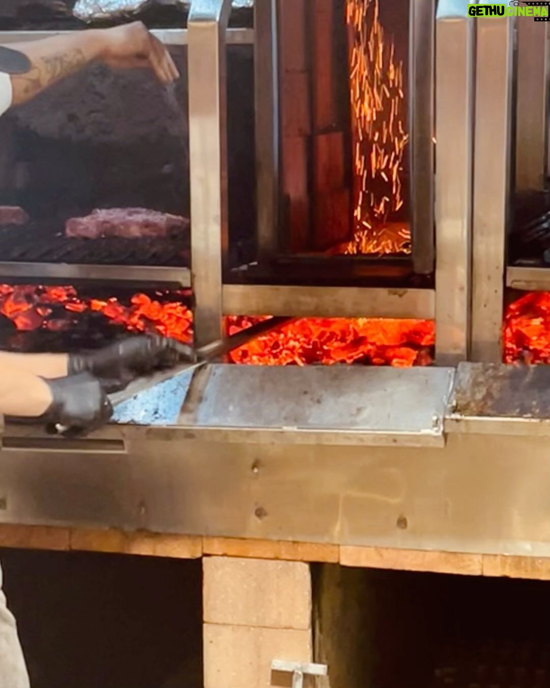 Leonardo Miggiorin - 2.3K Likes - Ontem recebi um convite delicioso, não podia deixar de compartilhar essa dica aqui com vocês!
Pessoal, sério, só vão conhecer o Restaurante Casa Porteña, no Shopping Higienópolis, aqui no Centro de São Paulo. Que experiência, que comida deliciosa, ambiente e atendimento maravilhosos.
Muito obrigado pelo convite Anderson e @casa.portena e podem me aguardar mais vezes viu, tem comida melhor pro almoço de Domingo?! 🤤❤️