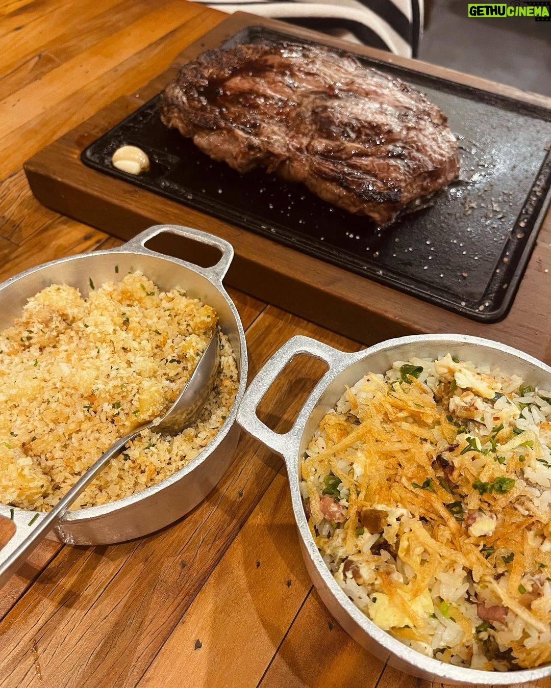 Leonardo Miggiorin - 2.3K Likes - Ontem recebi um convite delicioso, não podia deixar de compartilhar essa dica aqui com vocês!
Pessoal, sério, só vão conhecer o Restaurante Casa Porteña, no Shopping Higienópolis, aqui no Centro de São Paulo. Que experiência, que comida deliciosa, ambiente e atendimento maravilhosos.
Muito obrigado pelo convite Anderson e @casa.portena e podem me aguardar mais vezes viu, tem comida melhor pro almoço de Domingo?! 🤤❤️