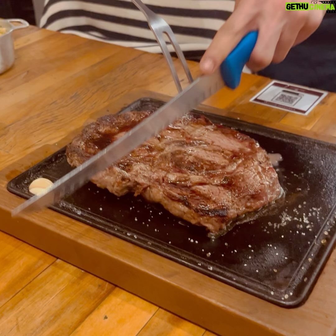 Leonardo Miggiorin - 2.3K Likes - Ontem recebi um convite delicioso, não podia deixar de compartilhar essa dica aqui com vocês!
Pessoal, sério, só vão conhecer o Restaurante Casa Porteña, no Shopping Higienópolis, aqui no Centro de São Paulo. Que experiência, que comida deliciosa, ambiente e atendimento maravilhosos.
Muito obrigado pelo convite Anderson e @casa.portena e podem me aguardar mais vezes viu, tem comida melhor pro almoço de Domingo?! 🤤❤️