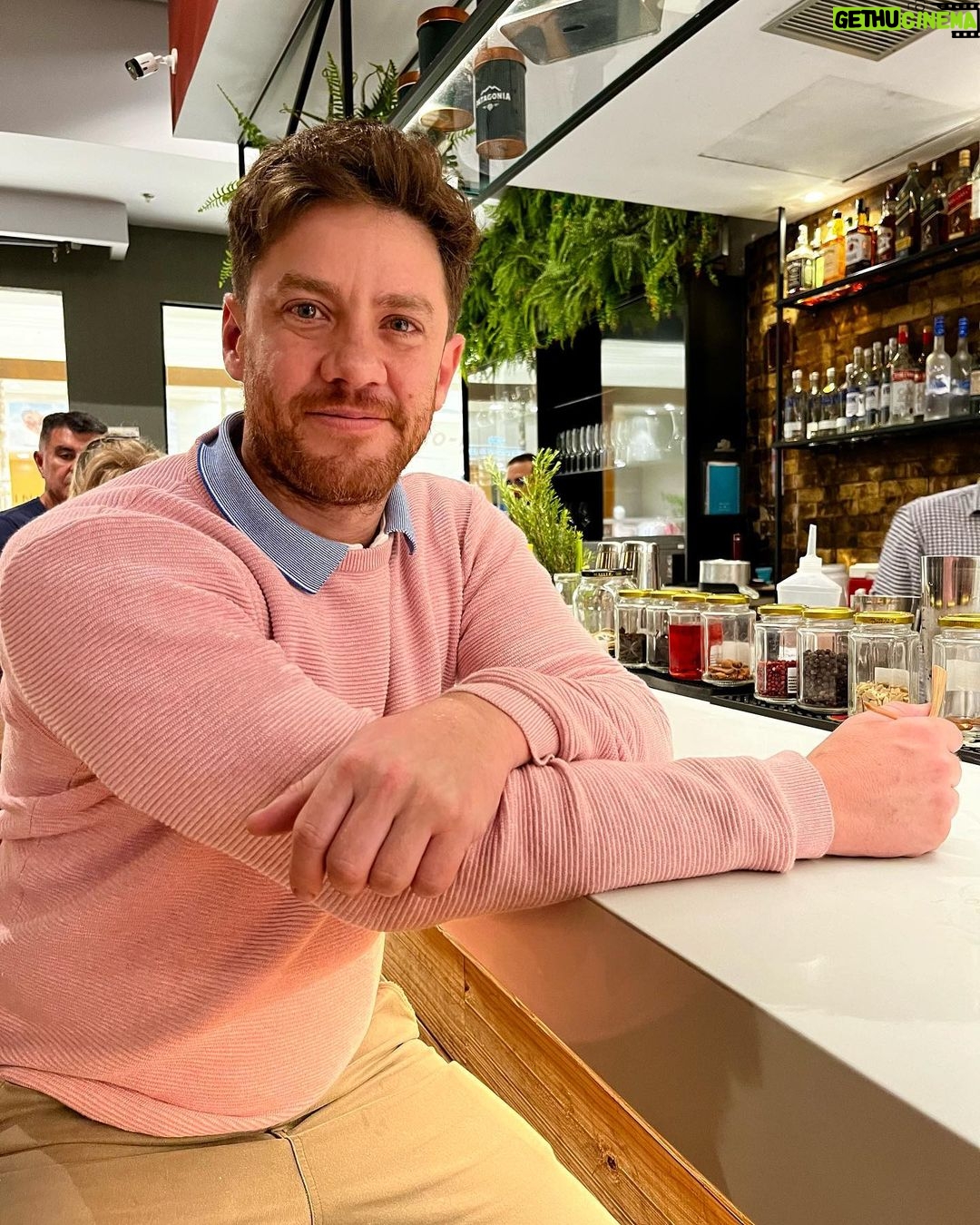 Leonardo Miggiorin - 2.3K Likes - Ontem recebi um convite delicioso, não podia deixar de compartilhar essa dica aqui com vocês!
Pessoal, sério, só vão conhecer o Restaurante Casa Porteña, no Shopping Higienópolis, aqui no Centro de São Paulo. Que experiência, que comida deliciosa, ambiente e atendimento maravilhosos.
Muito obrigado pelo convite Anderson e @casa.portena e podem me aguardar mais vezes viu, tem comida melhor pro almoço de Domingo?! 🤤❤️