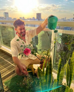 Leonardo Miggiorin Instagram - Me pediram pra fazer uma foto em um cantinho da casa que eu gosto de estar…não tive dúvida: fui regar minha Rosa Barbacena. Plantei faz anos e ela continua re-nascendo! 

É bem simbólico pra mim, pois me lembra da resiliência. Lembra que, na vida, há momentos de inverno e seca, seguidos de uma renovação, um renascimento: a primavera. 🌺

A matéria está no @jornaloglobo e a @roberta_escansette me perguntou sobre trabalhos, vida e casamento. 🤭 A matéria tá linda. Link nos stories!

Obrigado, @stampa_comunicacao e @flaviacastilhocanuto 😁🙏 e obrigado @victor_amado_pb pela fotos incríveis!!!