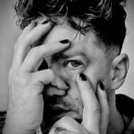 Leonardo Miggiorin Instagram – Persona! 🖤 é aquilo que mostramos para o mundo.

Personalidade é um conjunto de traços que nos define como indivíduos singulares. São nossos comportamentos, pensamentos, nossa maneira de lidar com o mundo. Aspectos internos e externos da nossa vivência no mundo. 

Construindo personagens estou sempre pensando no caráter desses “seres imaginários” que se misturam tanto com a gente. Acabo pensando e moldando também o meu jeito de ser. Aprendo com eles…desisto de batalhas, enfrento padrões, refaço alianças (internas, até). Uma eterna metamorfose ambulante! Prefiro Ser. 

Viver na Arte é o mesmo que viver em constante transformação! Mais uma entrando no forno!! O que será que ué vem por aí? #rafuda #hbo #hbomax #br

#personagem #persona #carater #ação #dramatic #ator #novela #teatro #tv #belezafatalhbomax