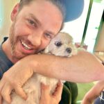 Leonardo Miggiorin Instagram - Eu e Loren 🐶 na foto: Eu: Loren, quando descobrimos que absolutamente nada é definitivo, inclusive a vida, compreendemos a inutilidade do orgulho, a tolice das disputas, a estupidez da ganância e a inocência das tolas mágoas… (Chico Xavier) - Loren 🐶: Somos feitos de carne, mas temos de viver como se fôssemos de ferro. (Sigmund Freud) 🐶😂 #pet #petlovers #freud #chicoxavier