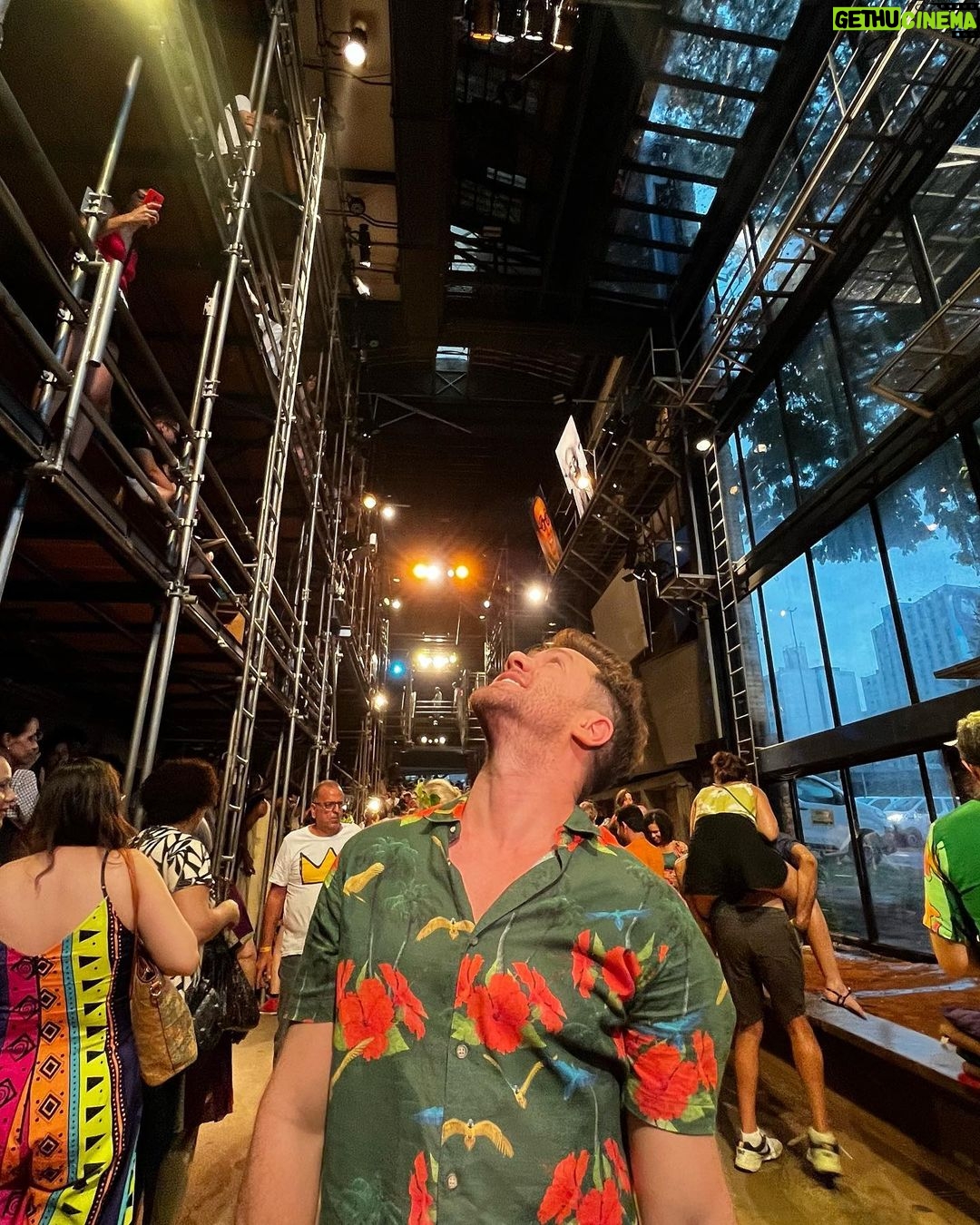 Leonardo Miggiorin Instagram - Pra lavar a alma e renovar o espírito: “O Jogo do Poder”, no Teatro Oficina. Textos de Shakespeare. Imperdível! Um tratado sobre as diversas formas de liderar, dominar, manipular em busca do Poder. Vaidade, inveja e luxúria, um combo perigoso presente em qualquer disputa pela liderança. Da minha parte: vou tentando perceber minhas vaidades e me desvencilhar das ambições desmedidas...tempo de renovação! #shakeaspeare #teatroofocina #evoé #parquedobixiga #zecelso #teatro #renascer Teatro Oficina Uzona Uzyna