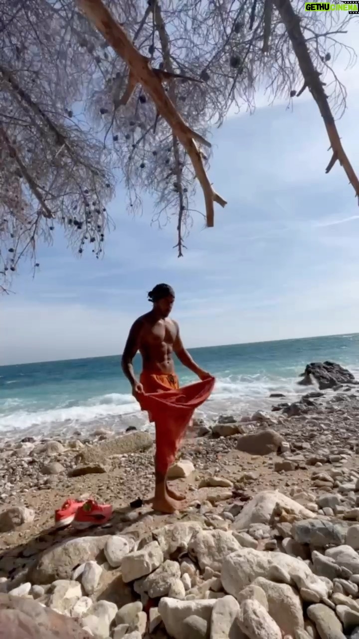 Lewis Hamilton Instagram - Started my week with 15K run and a 12 degree dip. Love this feeling 🏃🏾♂️🌊