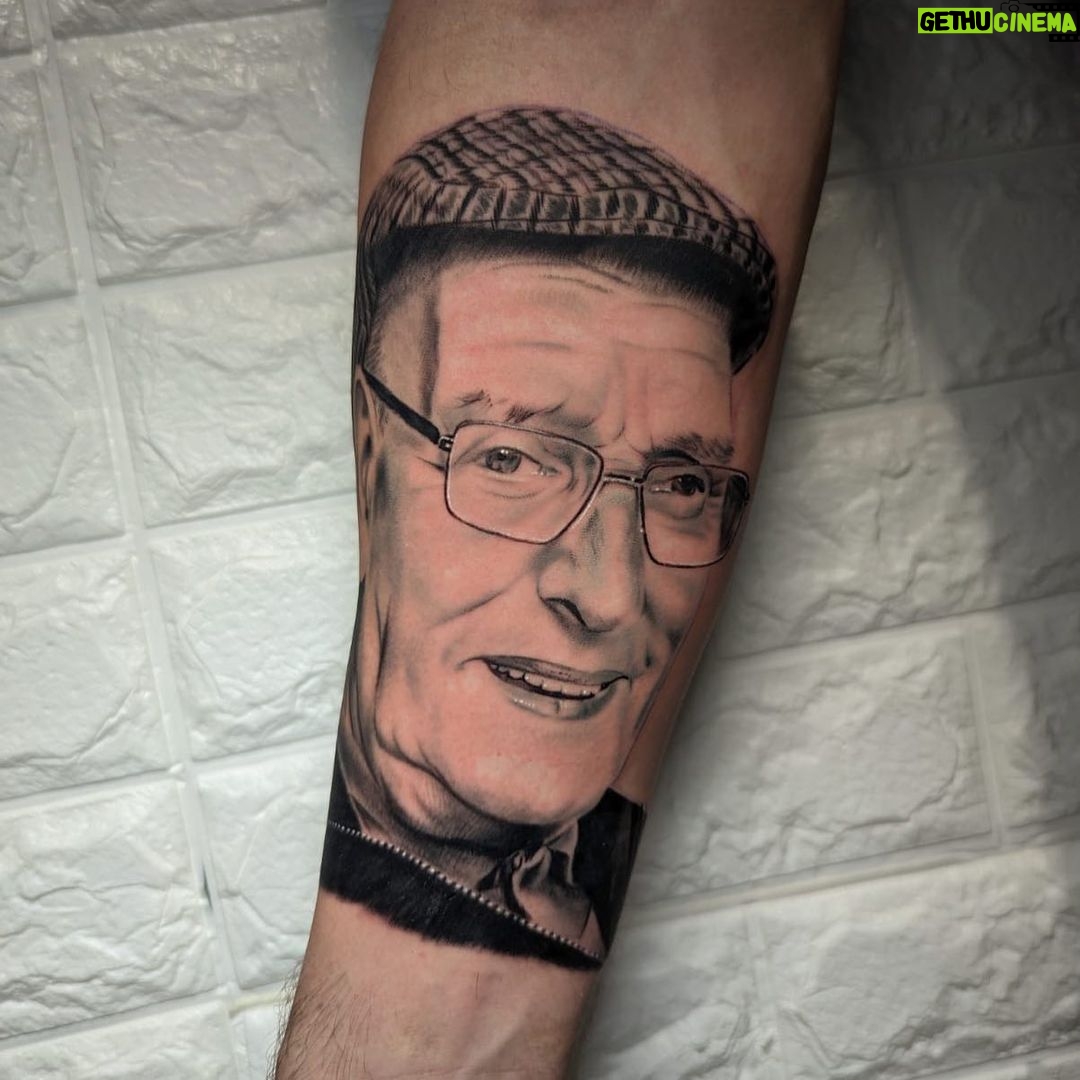 Liam Williams - 1.6K Likes - Super happy with my portrait of Pete done today š
-
Amazing work done by @endofthelinematt .. thank you so much my friend š¤š» #pete