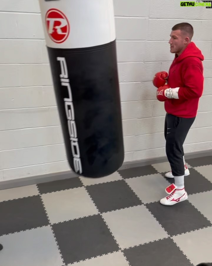 Liam Williams Instagram - Good hard session to start the week - Good solid 8 rounds bag work followed by having a good play on the pads with #tyrerel @pads_with_rel - #machine Cardiff