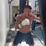 Liam Williams Instagram - Gruelling pads/bag session this morning with @thelockettman ✅ - Still waiting 📞📞 #machine Cardiff