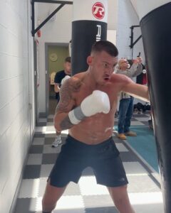 Liam Williams Instagram - Gruelling pads/bag session this morning with @thelockettman ✅ - Still waiting 📞📞 #machine Cardiff
