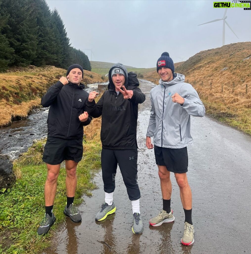Liam Williams Instagram - Mountain Mileage with the lads this morning & @brett.parry82 on his rusty bike 🚲🤣 - #machine Maerdy Mountain