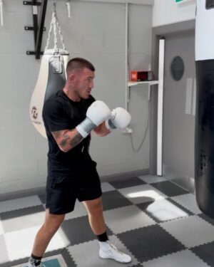 Liam Williams Instagram - Absolute killer session this morning 🥵
-
Oscar’s first time at the gym to watch me train & he loved it , proud moment 💙 
-
#machine