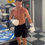 Liam Williams Instagram - Gruelling pads/bag session this morning with @thelockettman ✅ - Still waiting 📞📞 #machine Cardiff