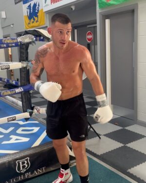 Liam Williams Instagram - Gruelling pads/bag session this morning with @thelockettman ✅
-
Still waiting 📞📞
#machine