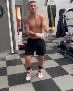Liam Williams Instagram - Gruelling pads/bag session this morning with @thelockettman ✅
-
Still waiting 📞📞
#machine