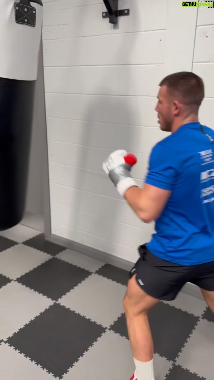 Liam Williams - 1.2K Likes - 10 rounds pads & bag this morning with boss man @thelockettman 👊🏼#machine #gasmark6 🤣