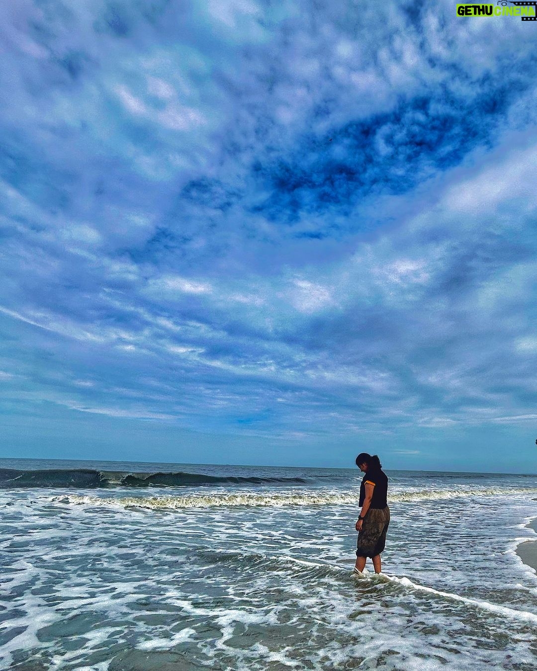Lijomol Jose Instagram - . . . സൗഹൃദ കടൽ 🌊 #iphoneography #beach #kozhikodebeach #friends Kozhikode, Kerala, India