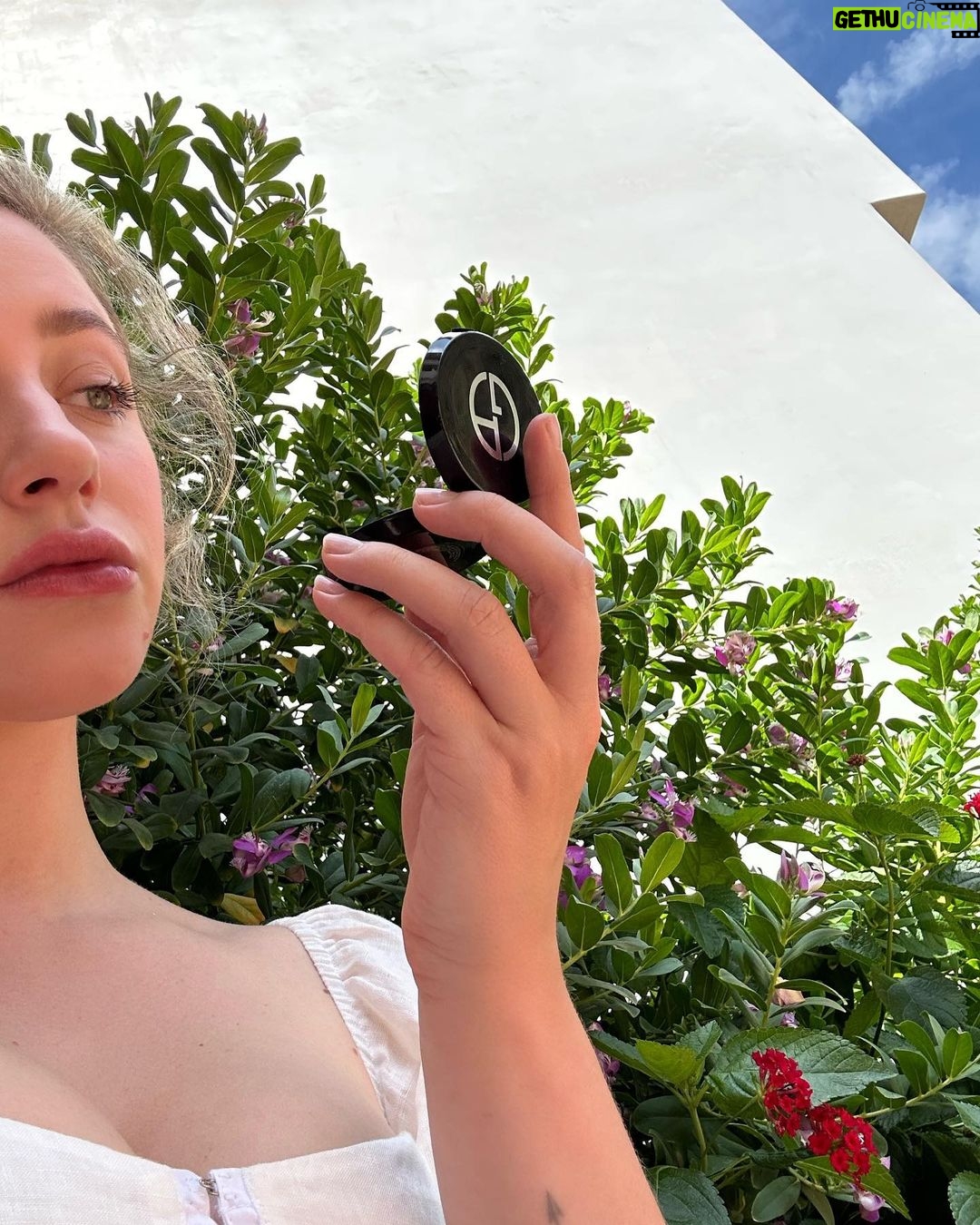 Lili Reinhart Instagram - A cottage-core weekend. @armanibeauty #armanibeauty #luminoussilk