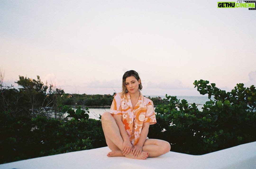 Lili Reinhart Instagram - Hard reset. Hotel Esencia