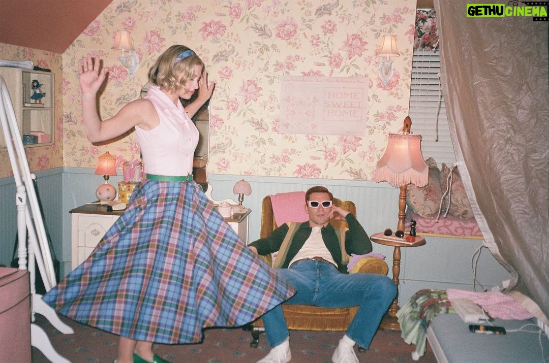Lili Reinhart Instagram - And we’re off 📣 tonight our final season begins