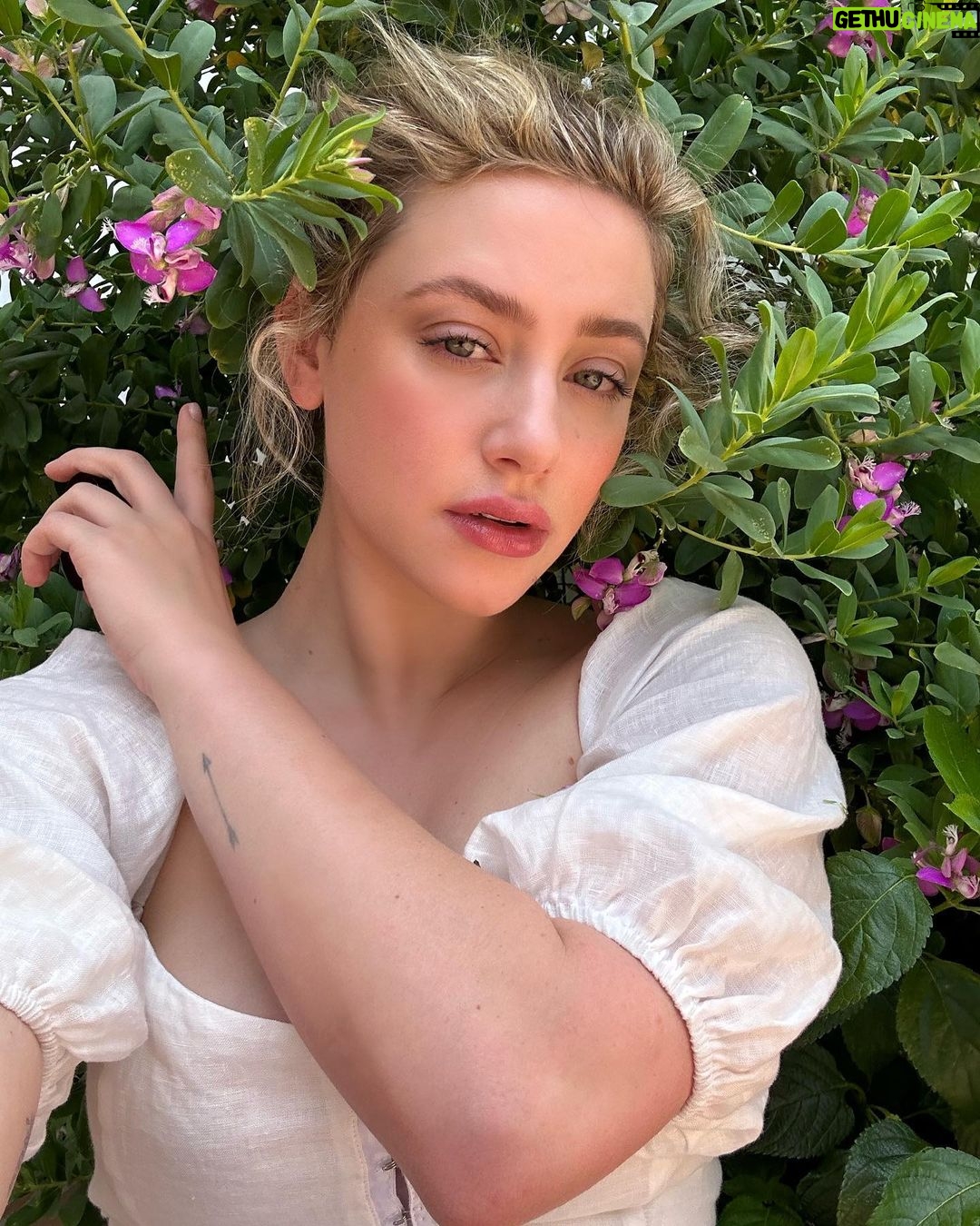 Lili Reinhart Instagram - A cottage-core weekend. @armanibeauty #armanibeauty #luminoussilk