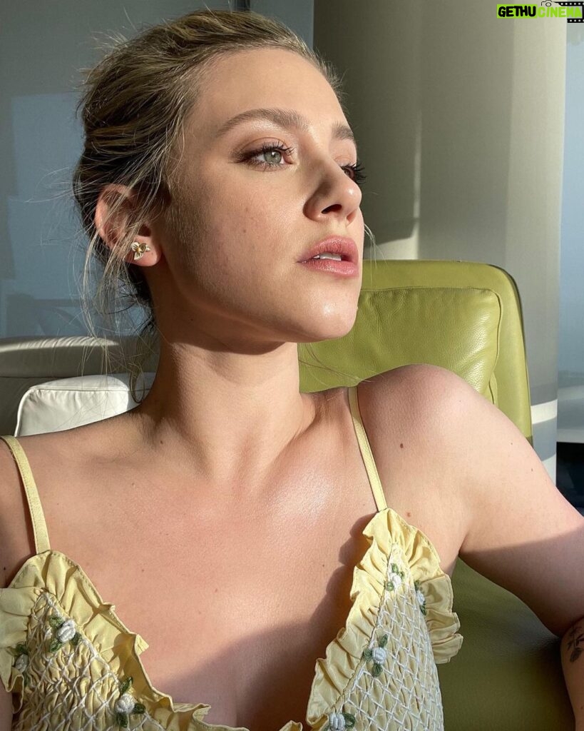 Lili Reinhart Instagram - A classic sunset selfie to show off my @covergirl Outlast All-Day 2-Step Lip Color in the shade Dusty Rose, from the new Neutrals collection 🌻 #EasyBreezyBeautiful #COVERGIRLMADE
